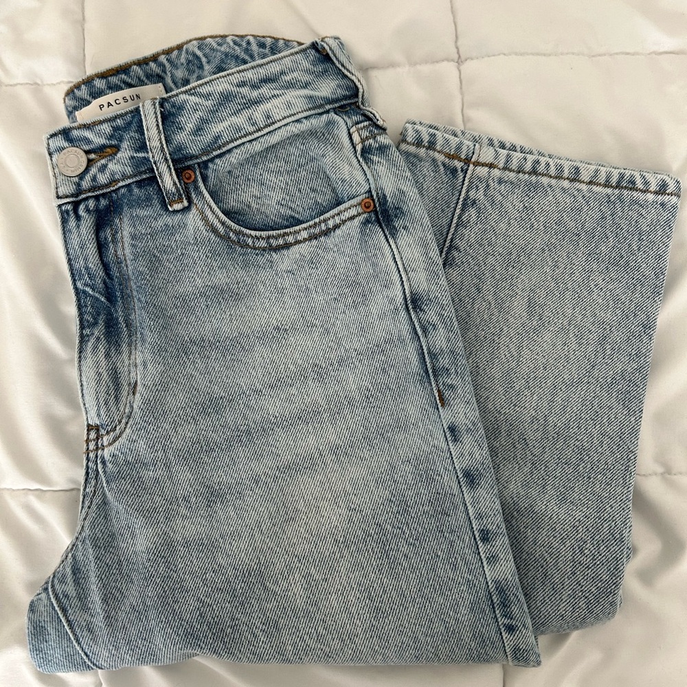 PacSun Women’s Light Wash Mom Jean